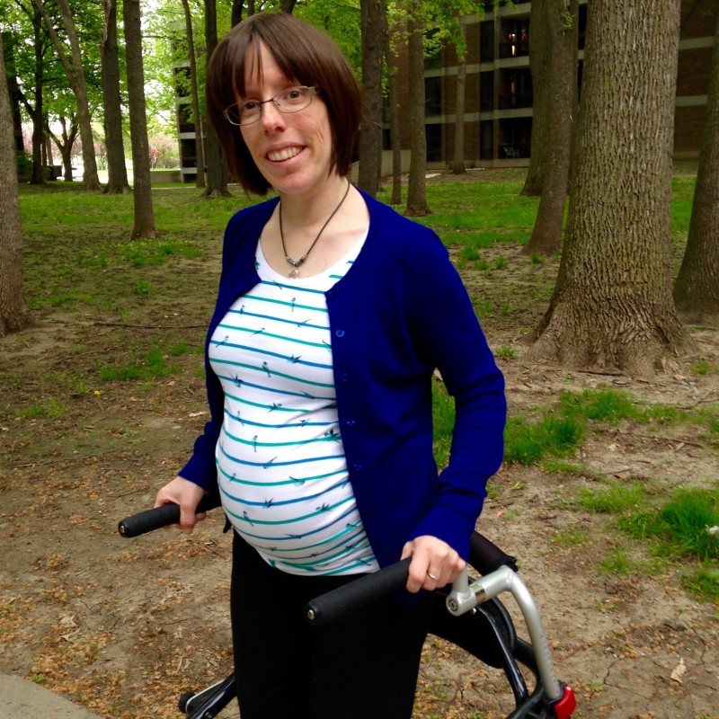 Isabelle Boisvert pregnant in a park.