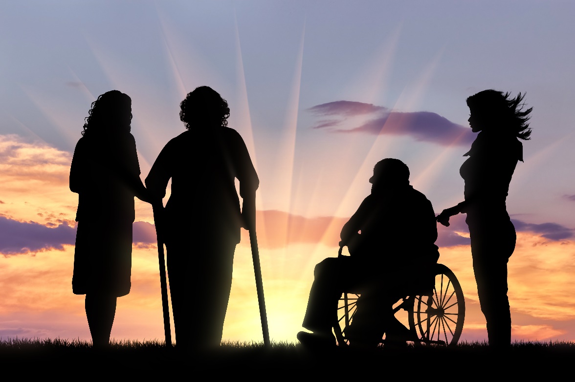 Femmes avec différents handicaps regardant un levée du soleil
